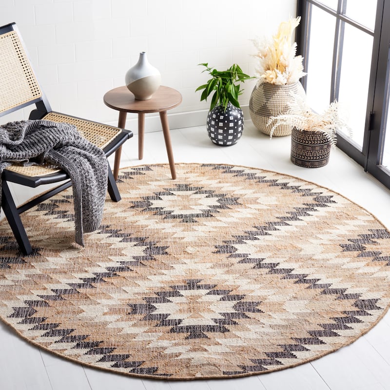 SAFAVIEH Handmade Natural Fiber Saniya Boho Tribal Jute Fringe - 6' x 6' Round - Natural/Black - Round