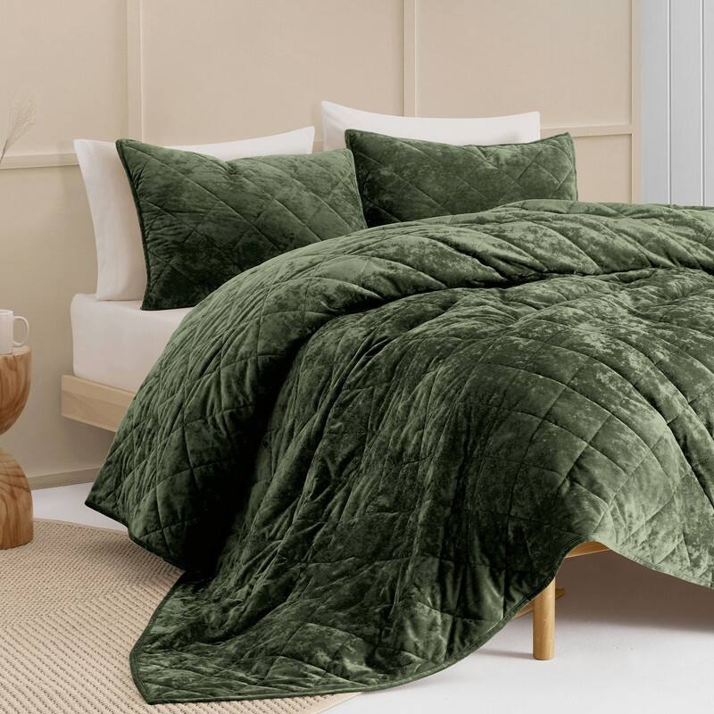 Wonderful Diamond Velvet 3 Piece Quilt Set