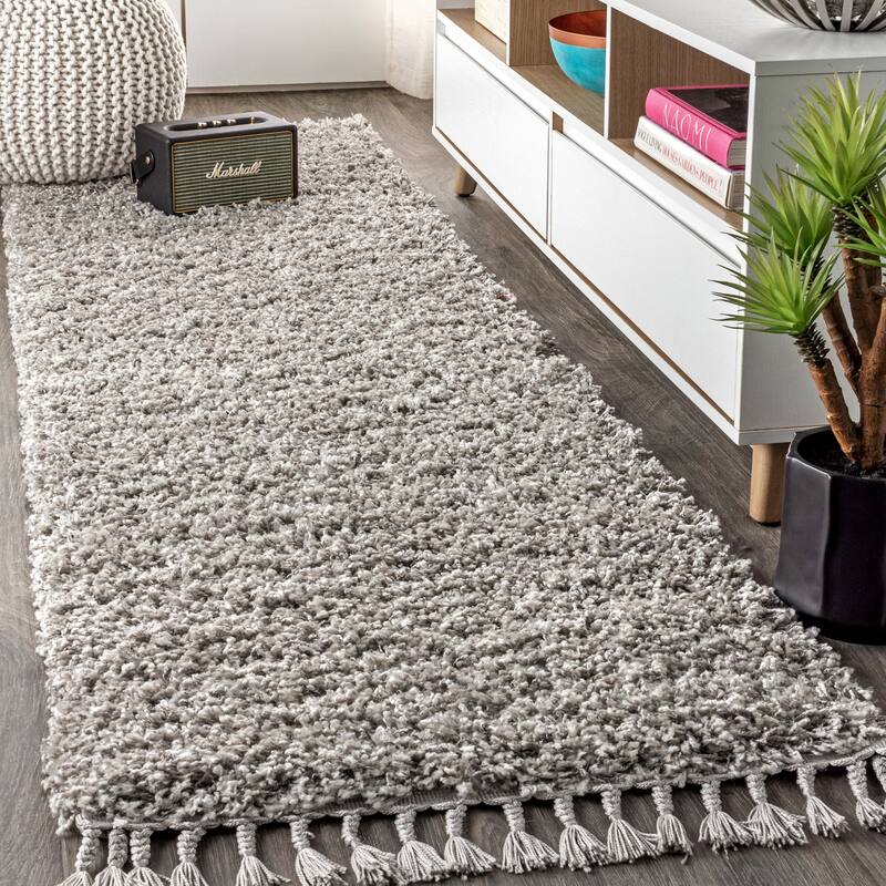 JONATHAN Y Modern Shag Plush Tassel Area Rug