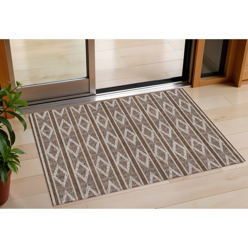 HomeRoots Geometric Transitional Rectangle Outdoor Rug - 3' x 5'