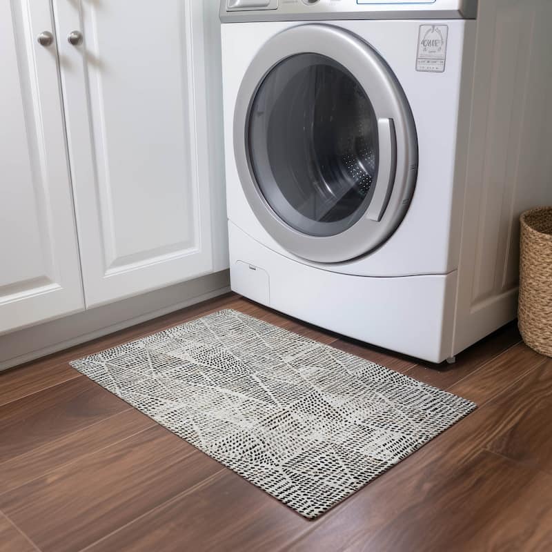 Machine Washable Indoor/ Outdoor Chantille Modern Diamonds Rug - Ivory - 1'8" x 2'6"