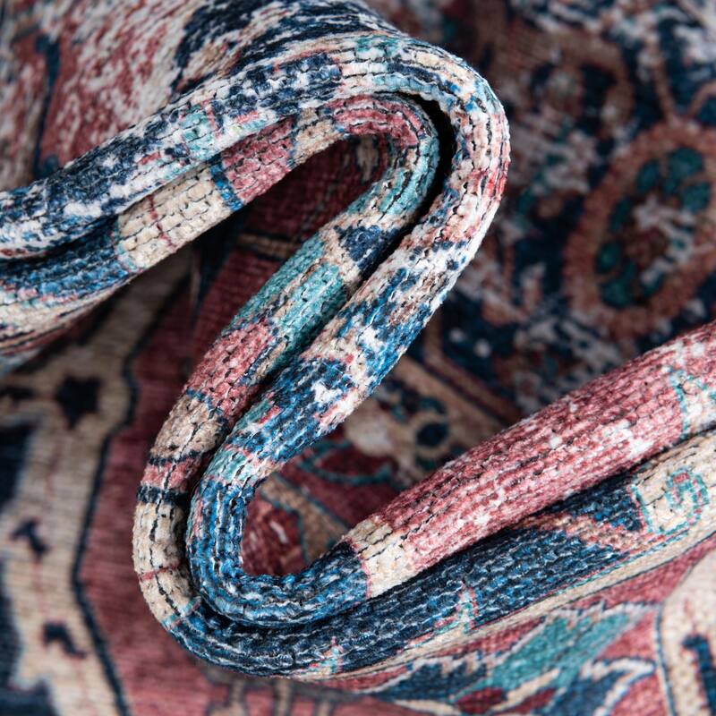 Traditional Tira Collection Area Rug