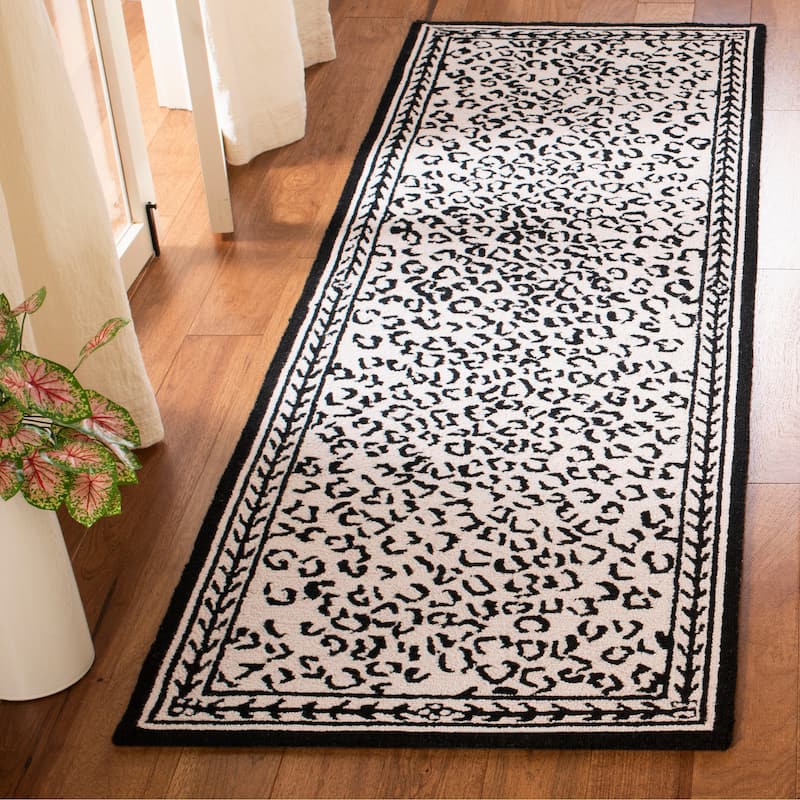 SAFAVIEH Handmade Chelsea Solar Garden Leopard French Country Wool Rug - 2'6" x 12' Runner - White/Black
