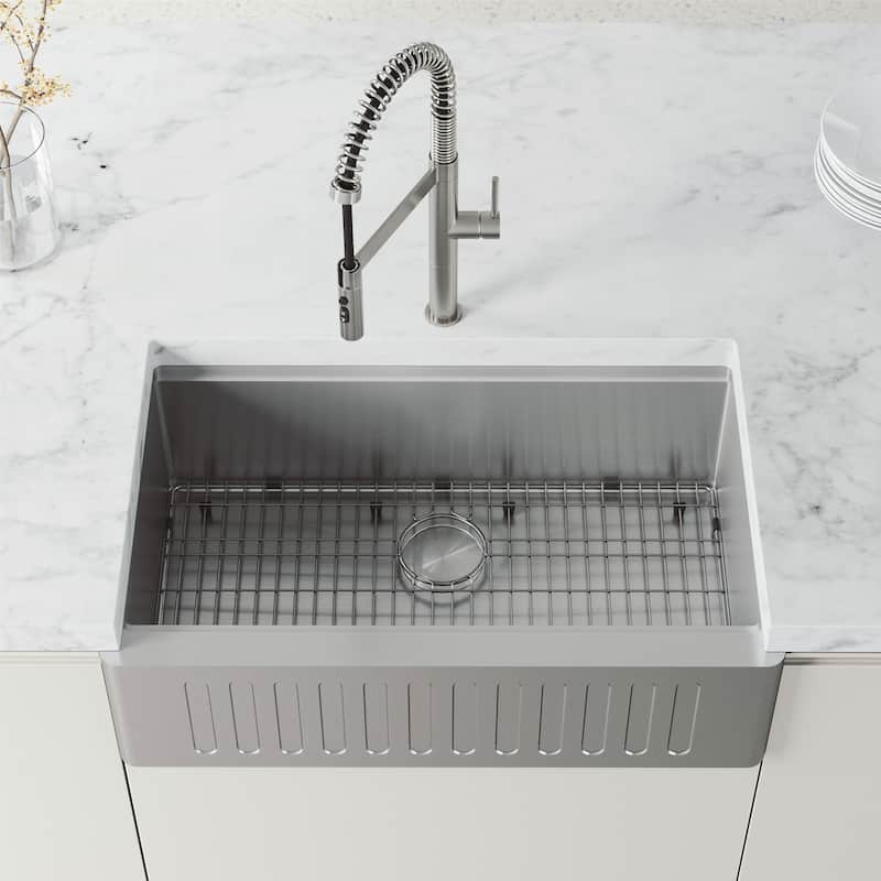 VIGO Edison Pro 20" H Single Handle Pull-Down Sprayer Kitchen Faucet
