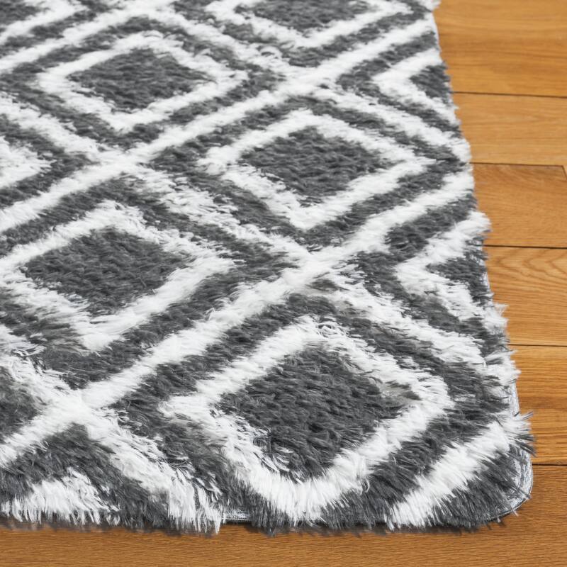 SAFAVIEH Rainbow Neelofar Shag Rug