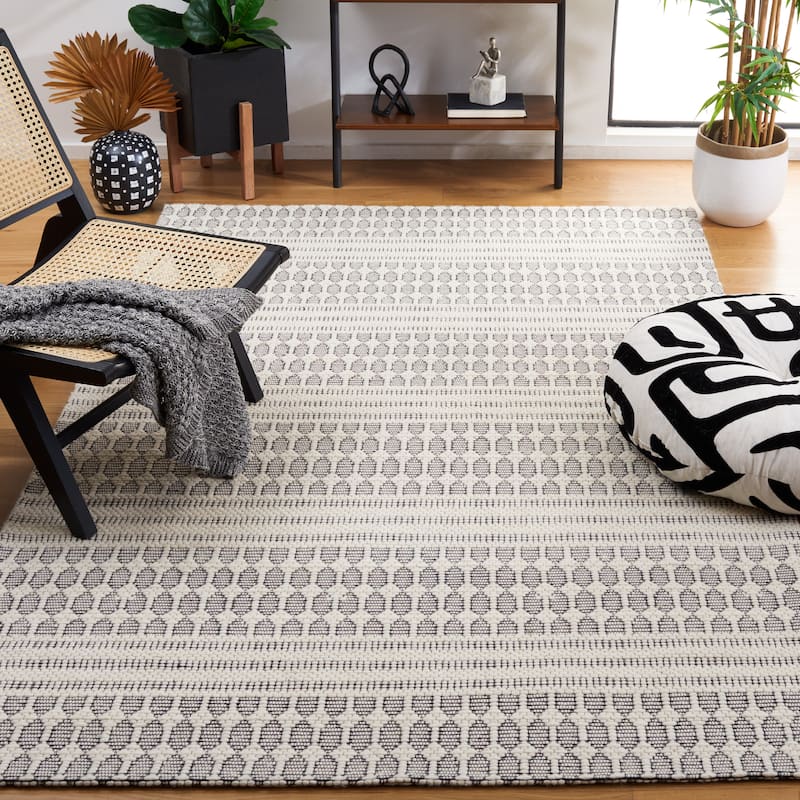 SAFAVIEH Handmade Marbella Eyþora Modern Wool Rug - 5' x 8' - Black/Ivory