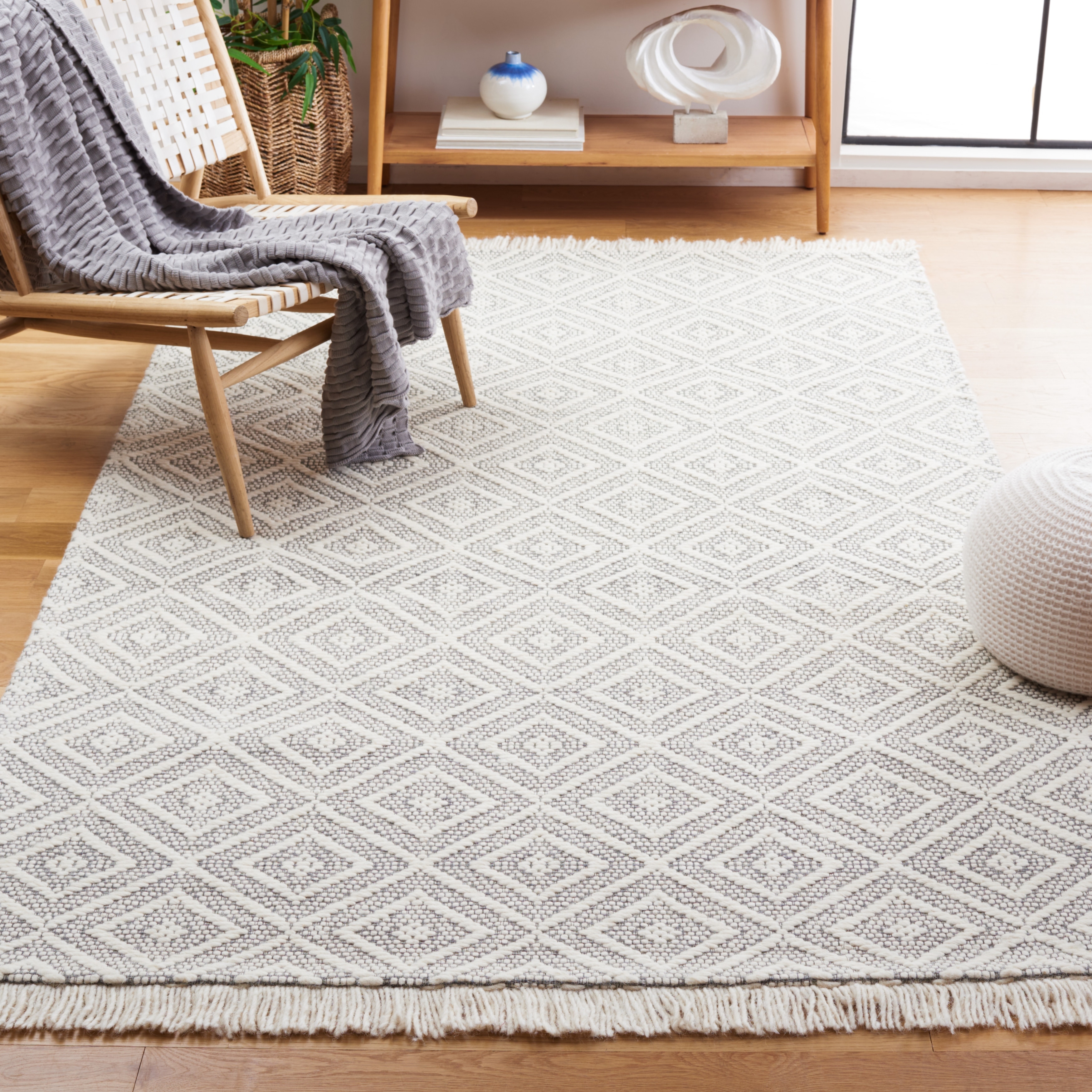 SAFAVIEH Handmade Marbella Hanh Geometric Fringe Wool Rug
