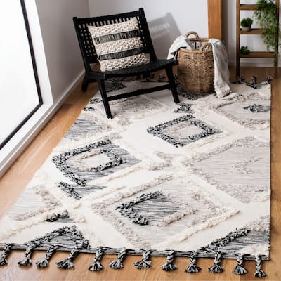 SAFAVIEH Handmade Kenya Faten Wool Tassel Rug
