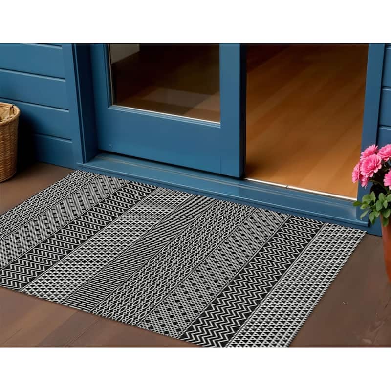 HomeRoots Chevron Modern Rectangle Outdoor Rug - 3' x 5'