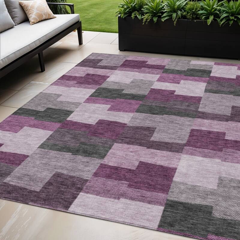 HomeRoots Geometric Transitional Rectangle Outdoor Rug - 5' X 8'