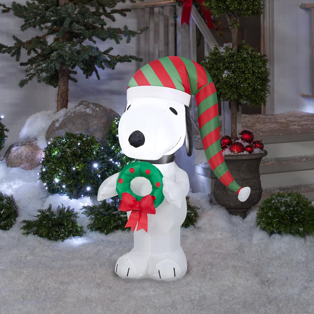 Airblown Inflatable Snoopy with Wreath