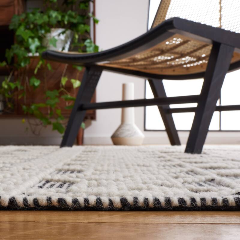 SAFAVIEH Handmade Natura Fehrat Wool Braided Tassel Rug