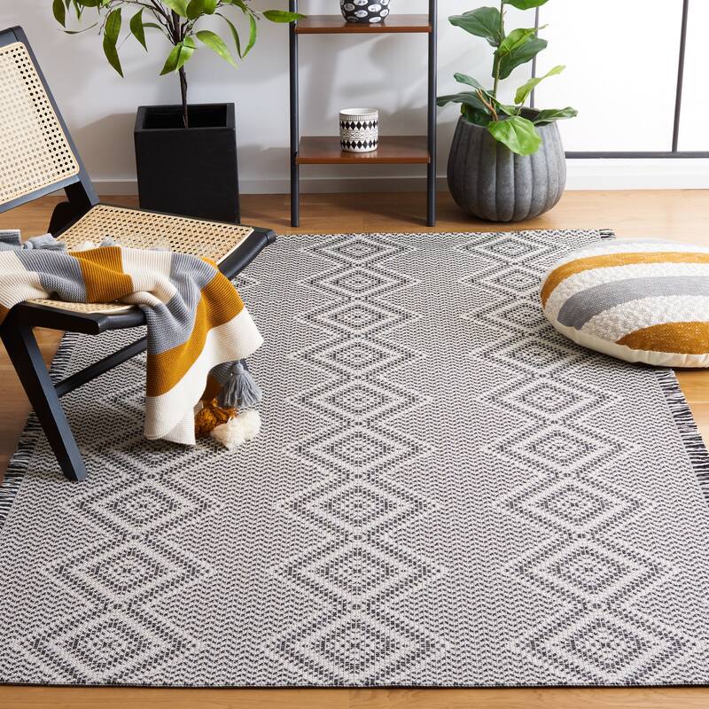 SAFAVIEH Augustine Laufey Moroccan Boho Fringe Rug - 6'4" x 9'6" - Ivory/Black