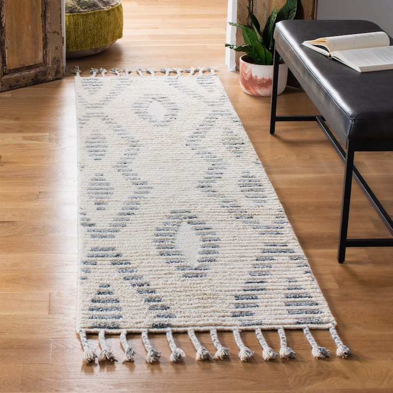SAFAVIEH Hand-Knotted Casablanca Shag Boginja Tribal Wool Rug - 2'3" x 8' Runner - Grey/Ivory