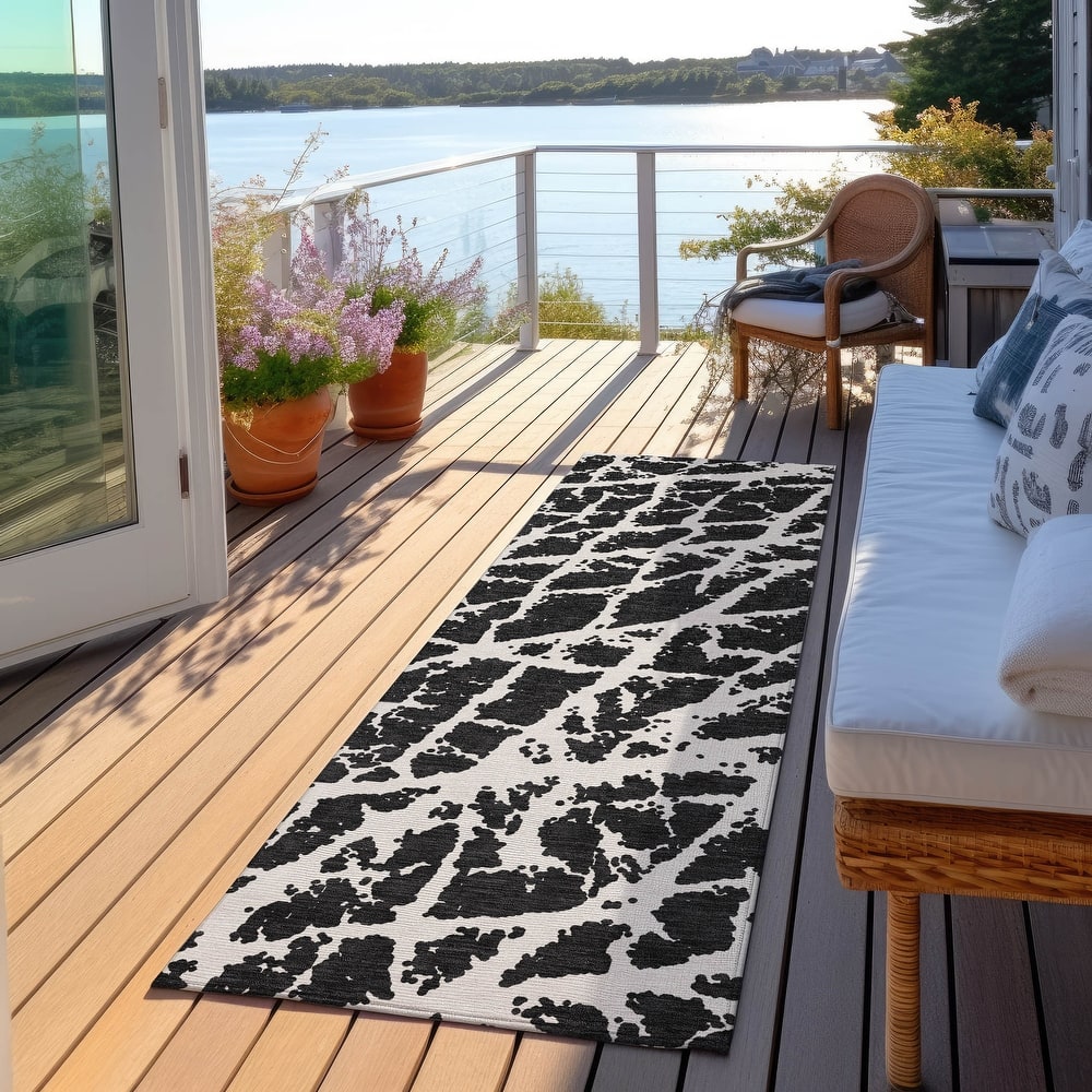 Machine Washable Indoor/ Outdoor Transitional Black Crackle Chantille Rug