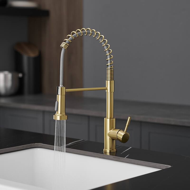 Single-Handle Pull Down Sprayer Kitchen Faucet in Brushed Gold