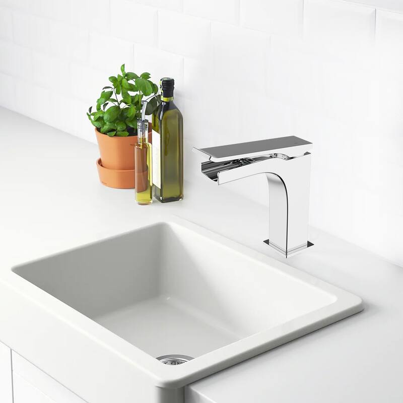 Single Handle Lavatory faucet in Polished Chrome Finish