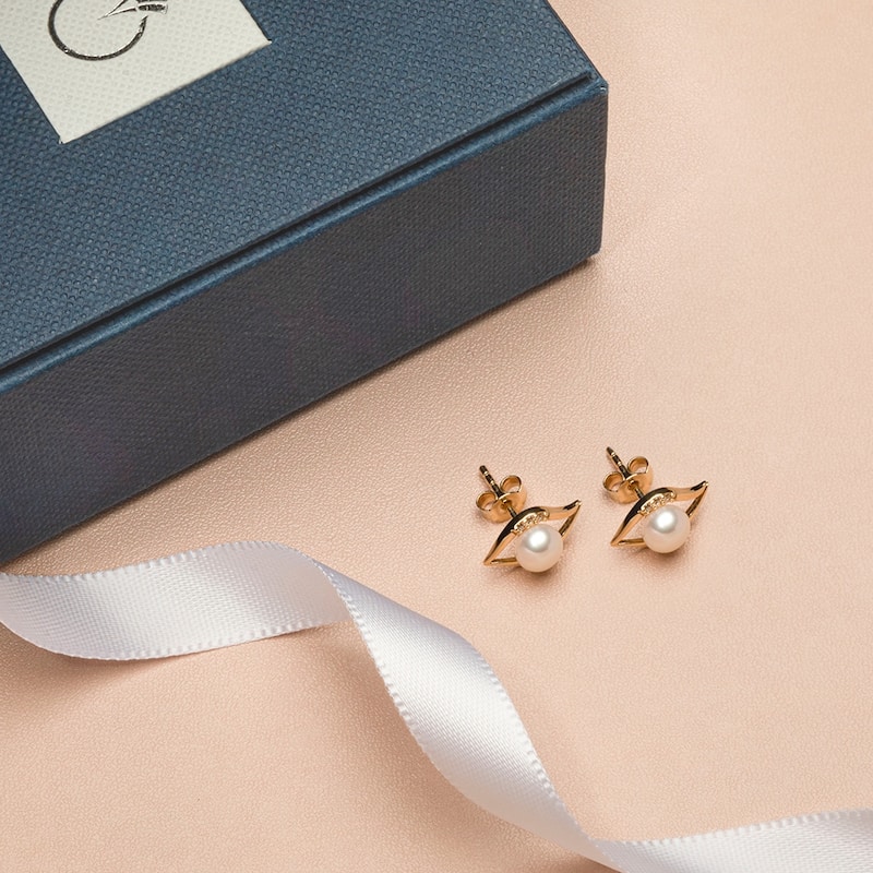 14k Yellow Gold Freshwater Pearl Leaf Design Stud Earrings