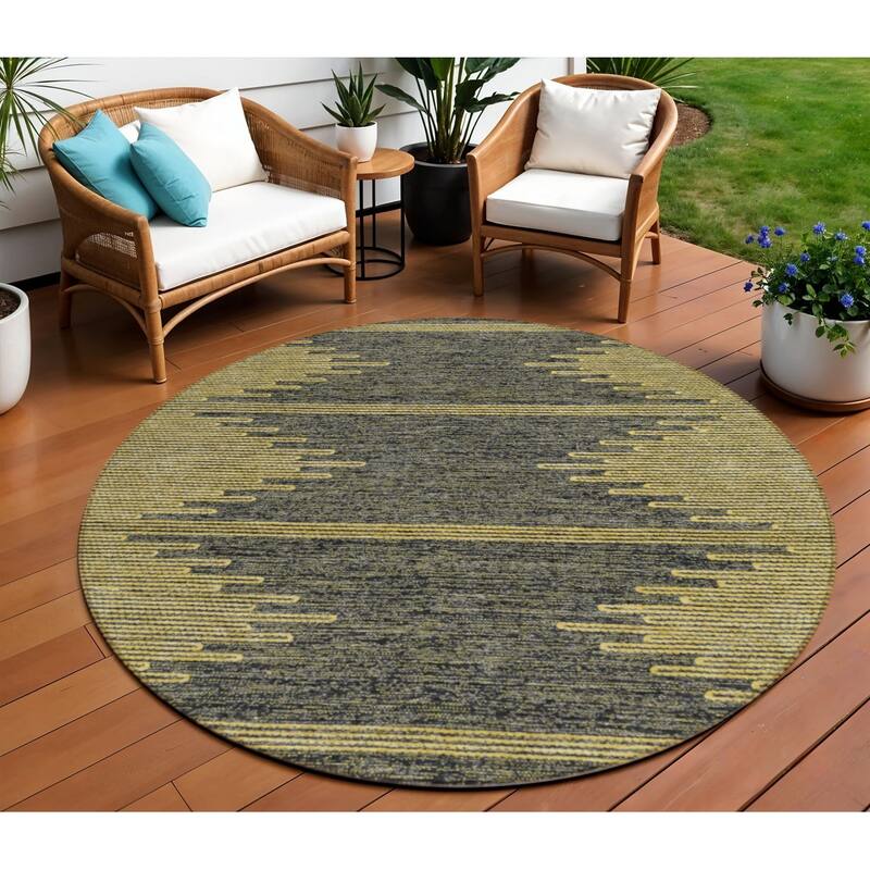 HomeRoots Abstract Transitional Rectangle Outdoor Rug - 8' Round
