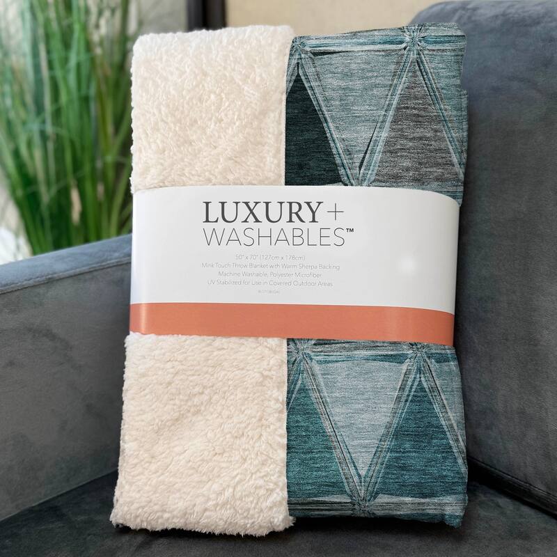 Premium Machine Washable Modern Diamonds Sherpa Throw Blanket
