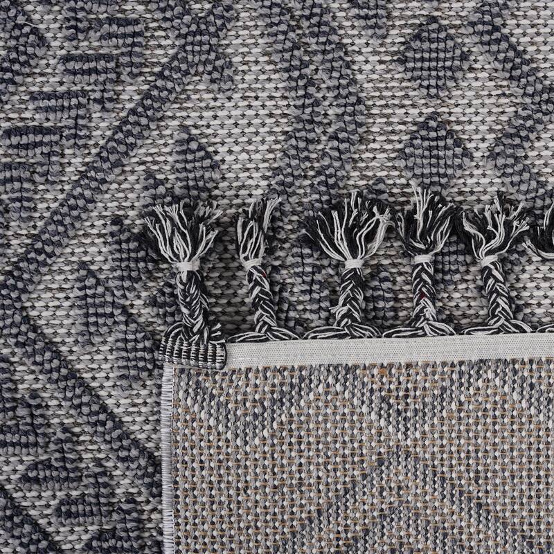 Guros Collection White / Gray / Traditional Indoor / Outdoor Non-Shedding Area Rug