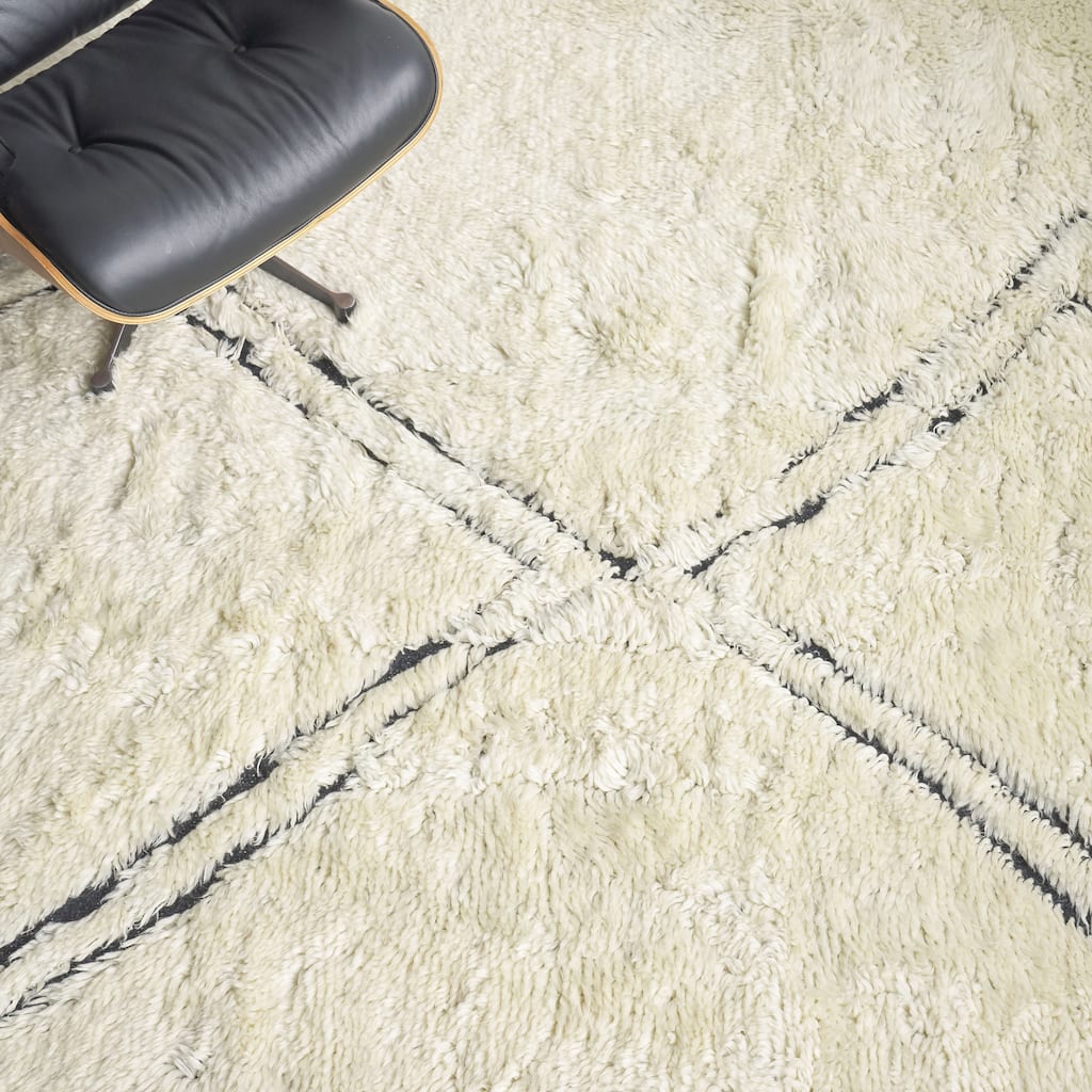 EXQUISITE RUGS Moroccan Hand-knotted New Zealand Wool Ivory/Black Area Rug.