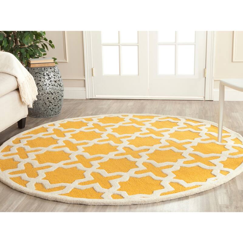 SAFAVIEH Handmade Cambridge Remedios Geometric Wool Rug - 6' Round - Gold/Ivory