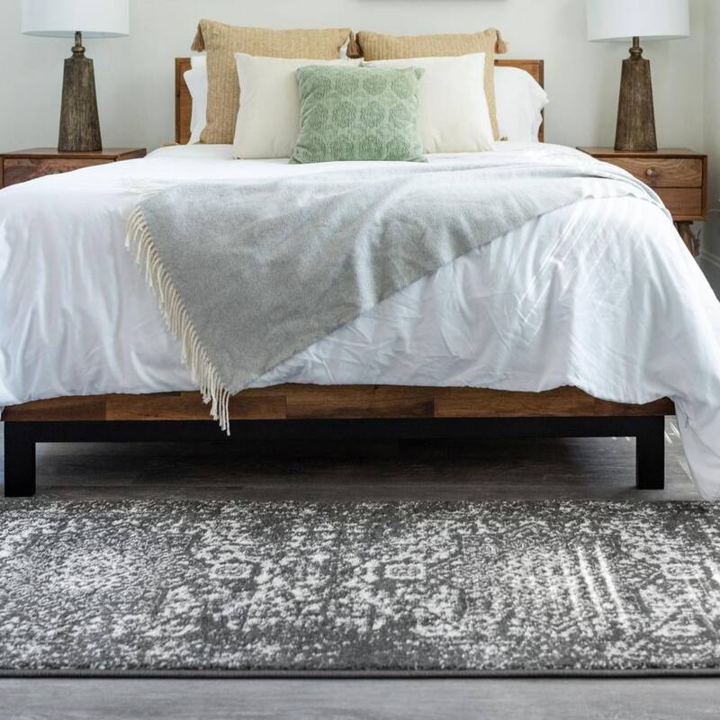 Traditional Brenda Collection Area Rug