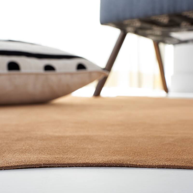 SAFAVIEH Handmade Cow Hide Radomila Cabin & Lodge Rug