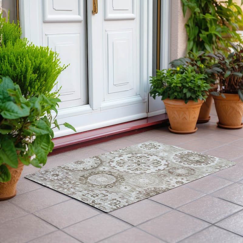 Machine Washable Indoor/ Outdoor Chantille Casual Medallion Rug - Taupe - 1'8" x 2'6"