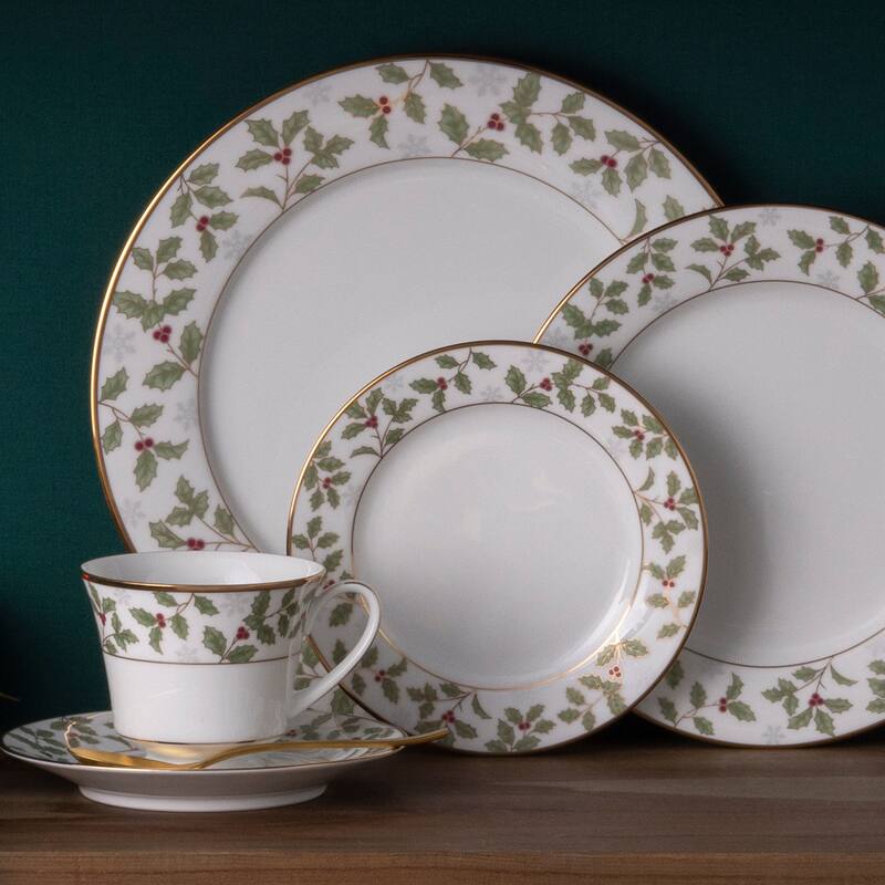 Holly & Berry Gold 40-Piece Dinnerware Set, Service for 8