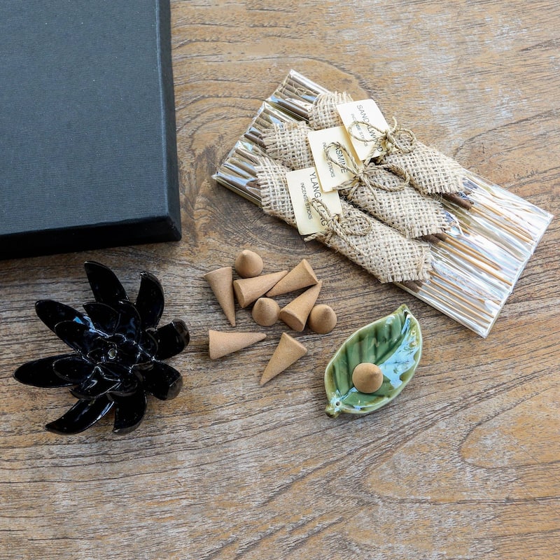 Novica Handmade Blooming Lotus In Black Aromatherapy Gift Set