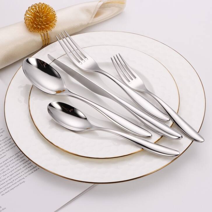 20 Pc Flatware Set with Wavy Handle - Silver