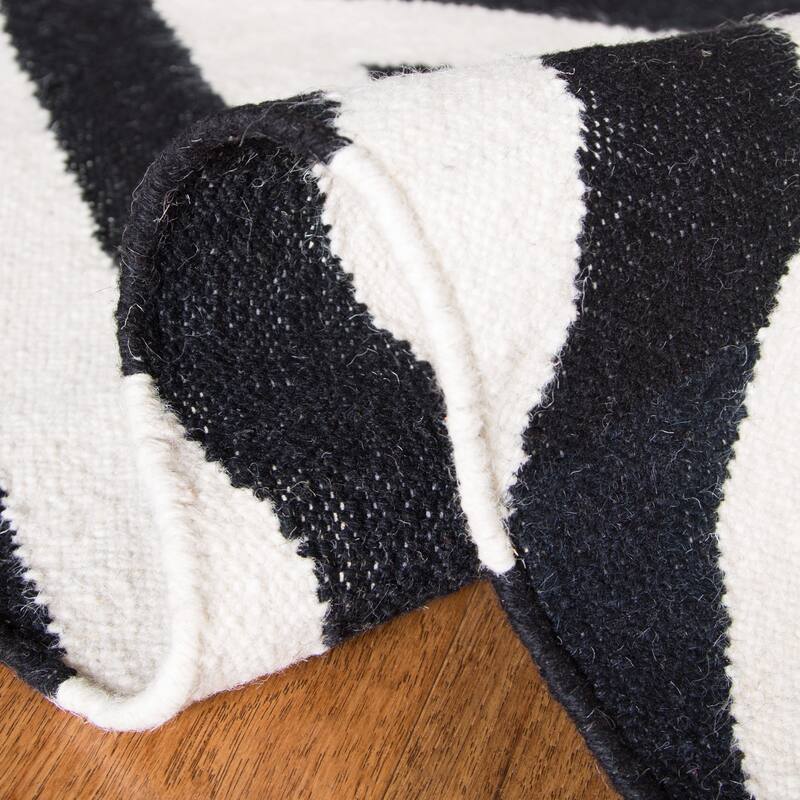 SAFAVIEH Hand-woven Moroccan Reversible Richelle Dhurrie Chevron Reversible Dhurrie Blue