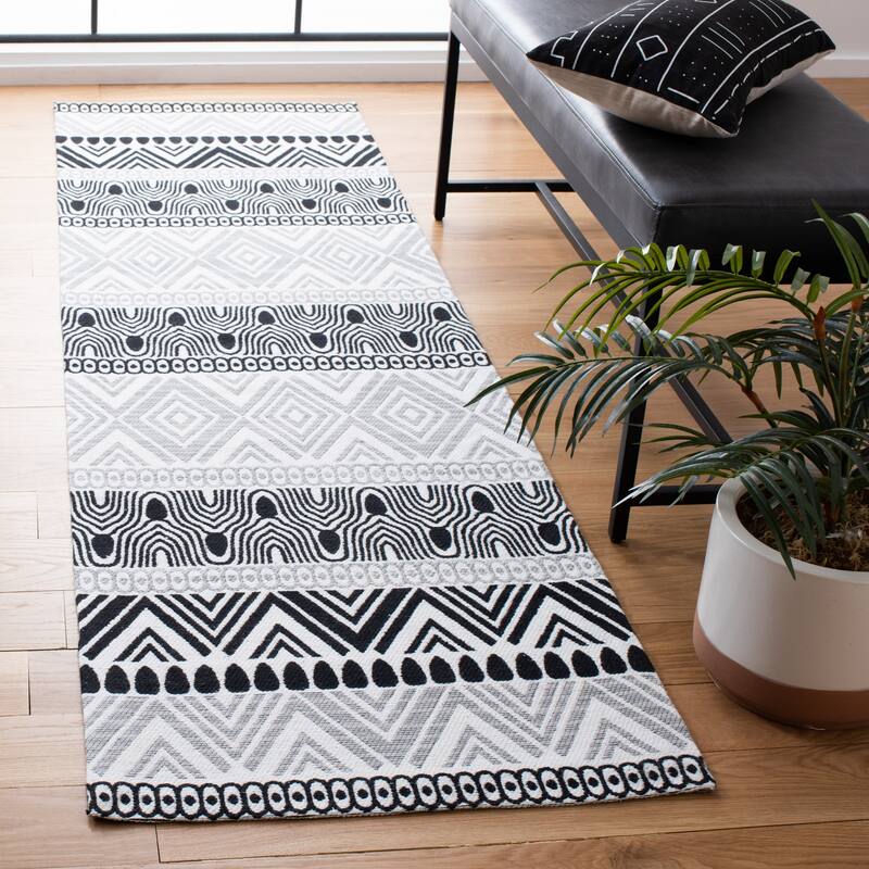 SAFAVIEH Handmade Marbella Noria Cotton Rug - 2'3" x 8' Runner - Black