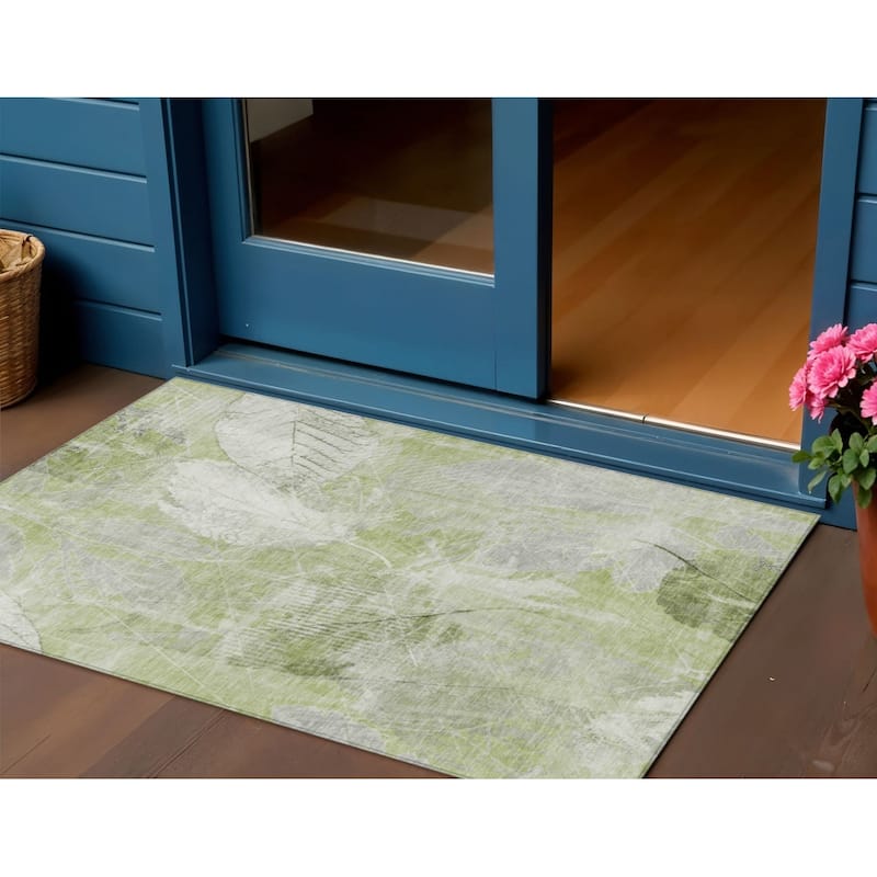 HomeRoots Floral Transitional Rectangle Outdoor Rug - 3' x 5'