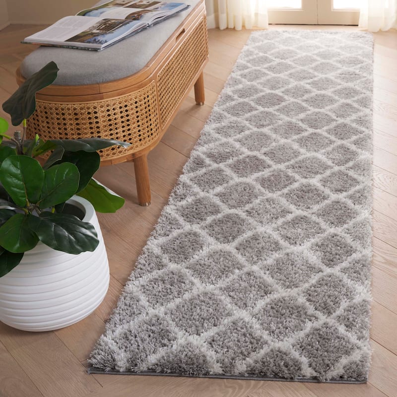 SAFAVIEH Tahoe Shag Etha Trellis 1.2-inch Thick Rug - 2' x 9' Runner - Grey/White