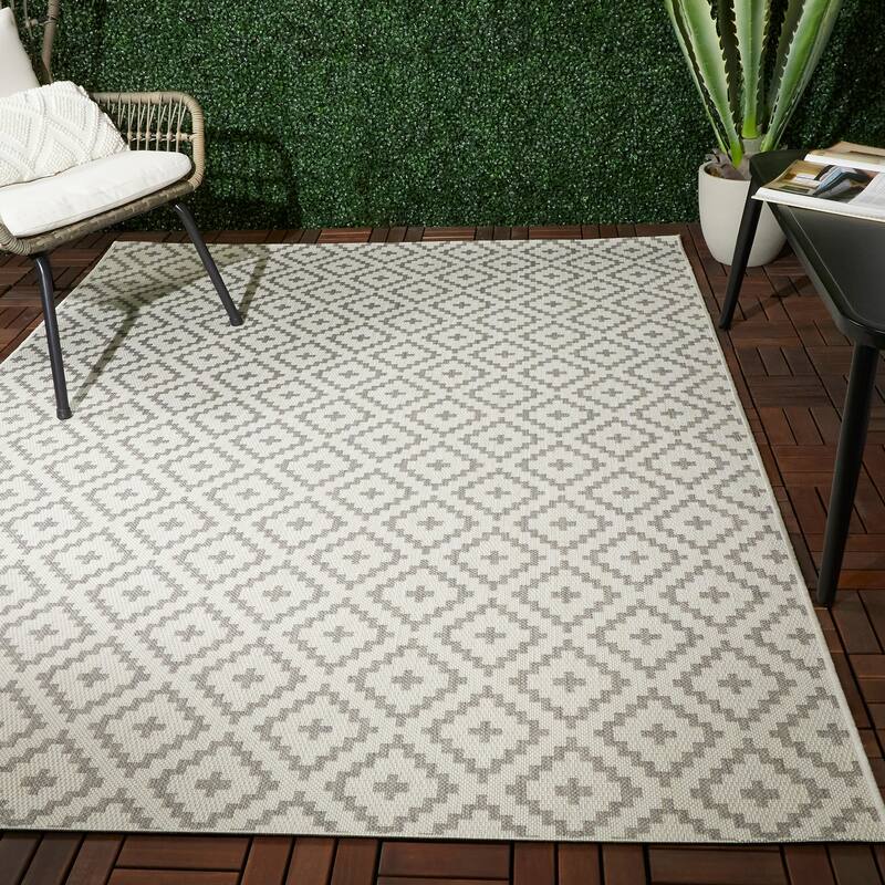 Cassady Diamond Trellis Indoor/Outdoor Area Rug - 5'3" x 7' - White