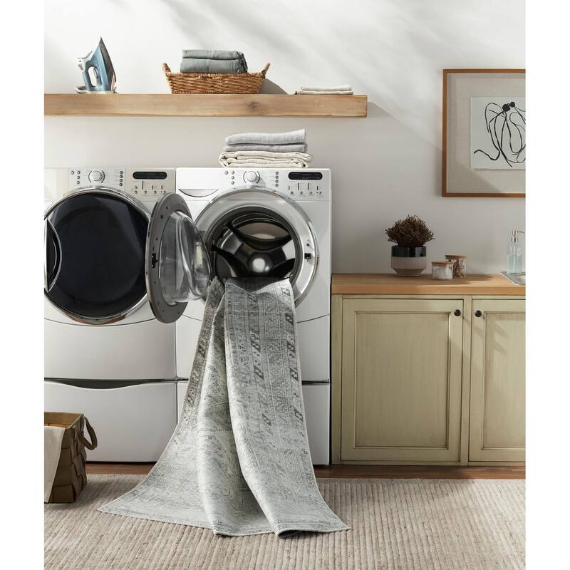 Livabliss Traditional Amelie Medallion Washable Area Rug
