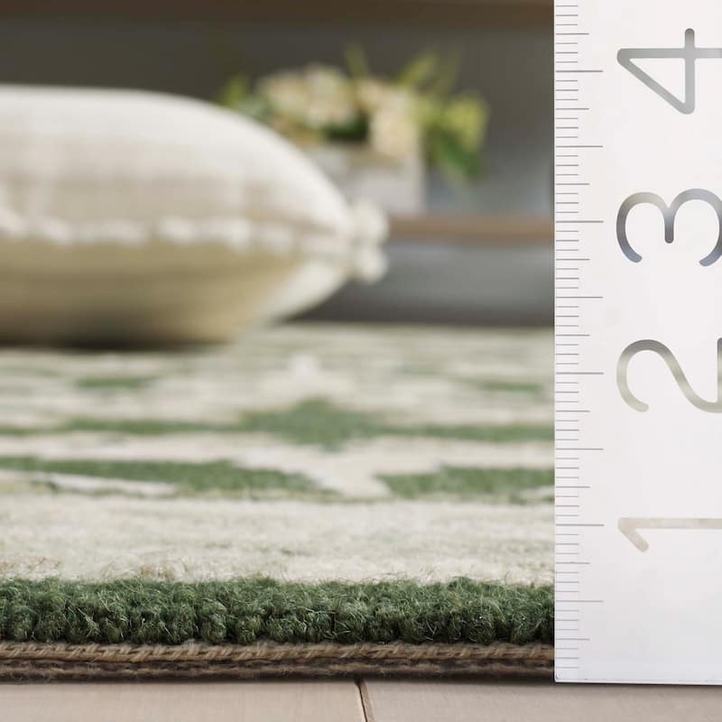 SAFAVIEH Handmade Earthly Treasure Aurelija Traditional Wool Rug
