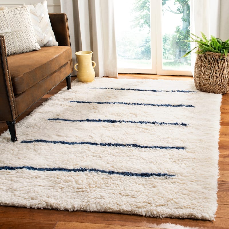 SAFAVIEH Hand-knotted Kenya Henriette Southwestern Tribal Wool Rug - 5' x 8' - Ivory/Navy