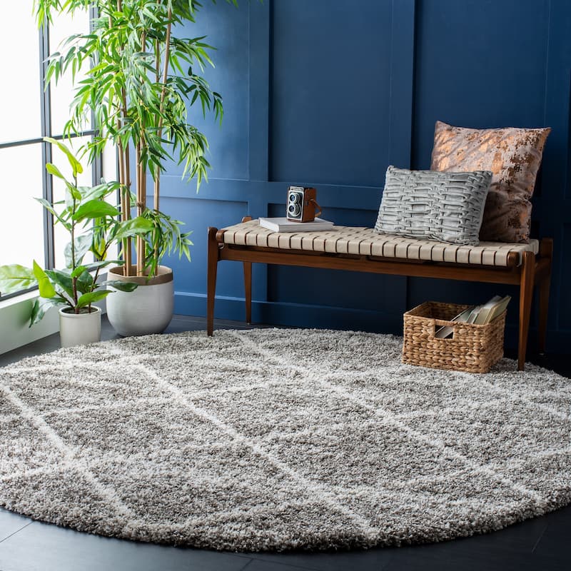 SAFAVIEH Hudson Shag Estella Diamond Trellis 2-inch Thick Rug - 4' Round - Distressed Grey/Ivory - Round