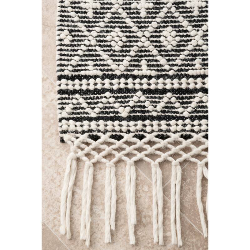 Nuloom Cisneros Modern Solid Textured Wool/Cotton Blend Handmade Area Rug with Tassels