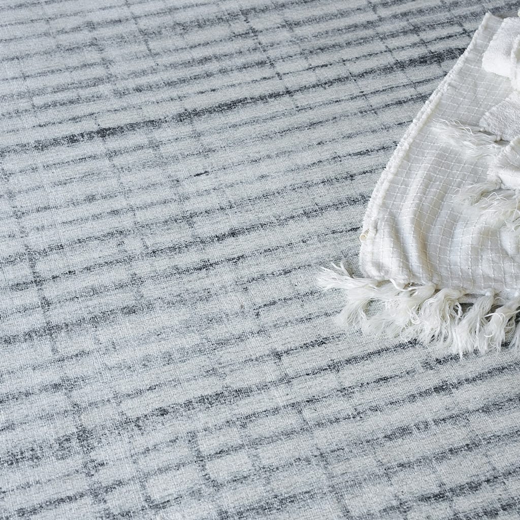 EXQUISITE RUGS Allure Hand-loomed Wool/Bamboo Silk Ivory/Blue Area Rug.