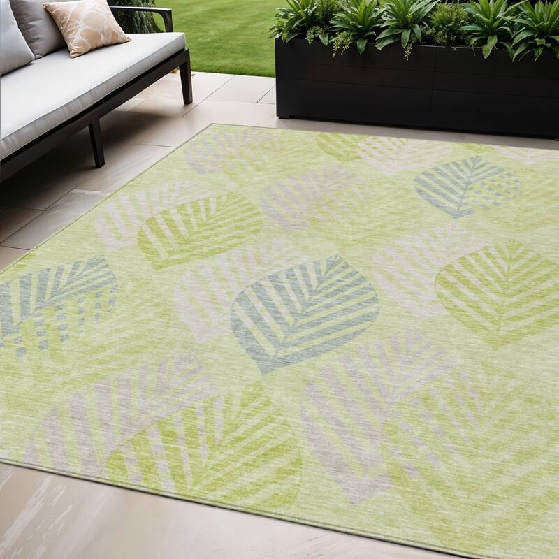 HomeRoots Floral Transitional Rectangle Outdoor Rug - 5' X 8'