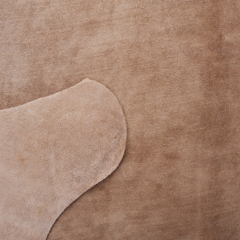SAFAVIEH Handmade Cow Hide Devendra Cabin & Lodge Rug - Beige - 5' x 7'