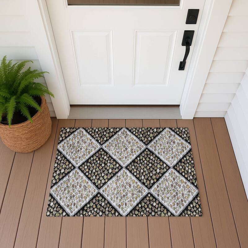 Machine Washable Indoor/ Outdoor Diamond Fish Chantille Rug - Black - 1'8" x 2'6"