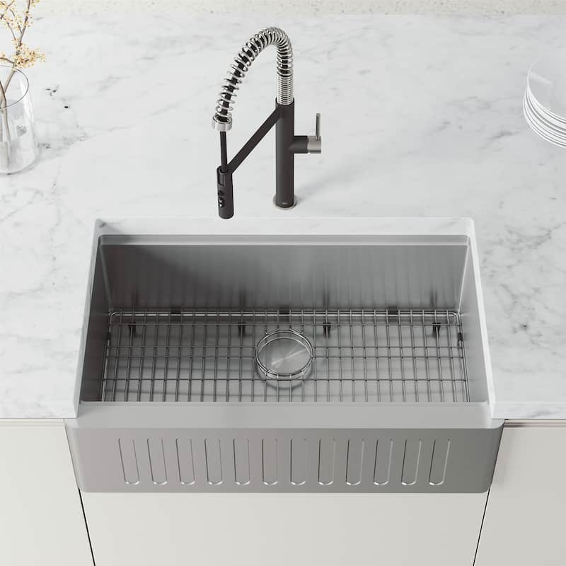 VIGO Edison Pro 20" H Single Handle Pull-Down Sprayer Kitchen Faucet