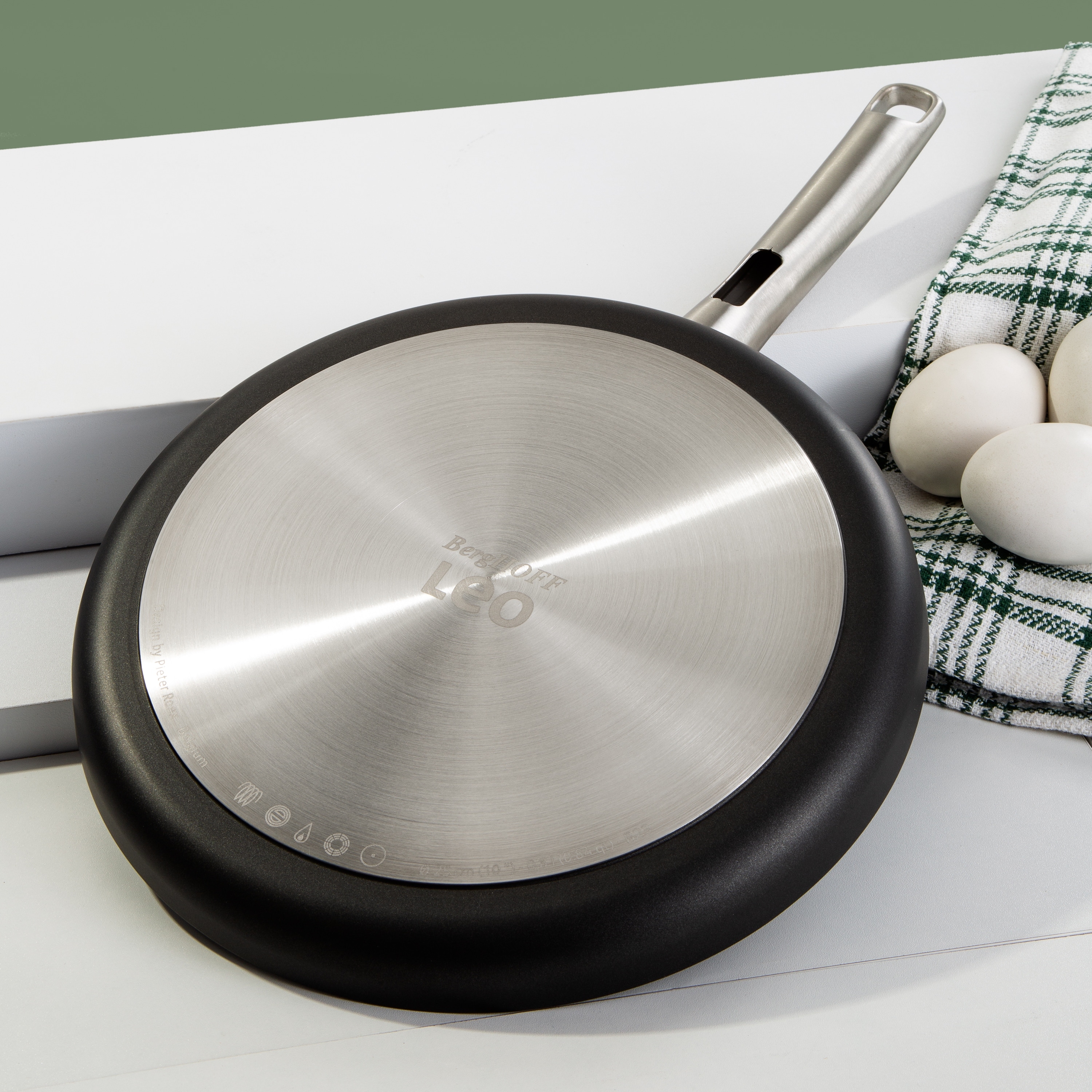 https://ak1.ostkcdn.com/images/products/is/images/direct/33ba827d8b2c77354817b90b48448ea7bf709c77/BergHOFF-Graphite-Non-stick-Ceramic-Omelet-pan-10%22%2C-Sustainable-Recycled-Material.jpg