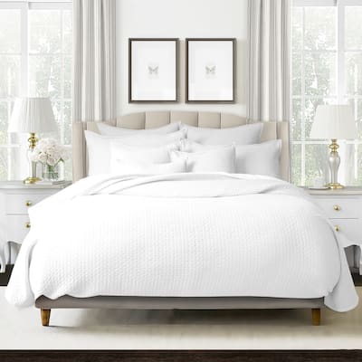 Hannah White Reversible Quilt Set